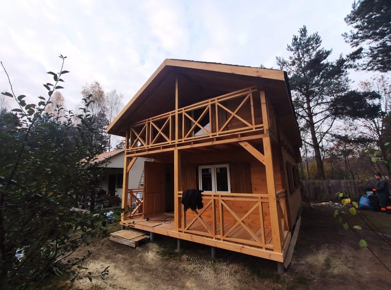 domek drewniany z tarasem i werandą