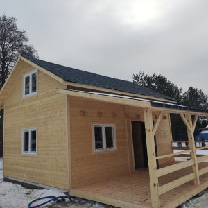 Dom z drewna zimową porą